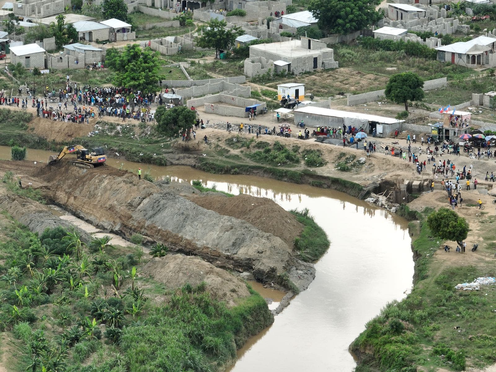 Haitianos desvían río Masacre para continuar trabajos en canal