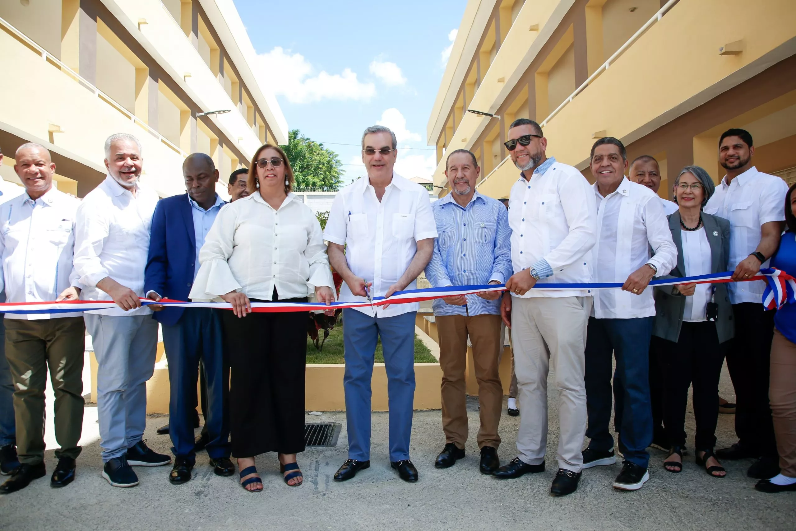 Gobierno inaugura Liceo Gregorio Everest Crispín en Villa Altagracia