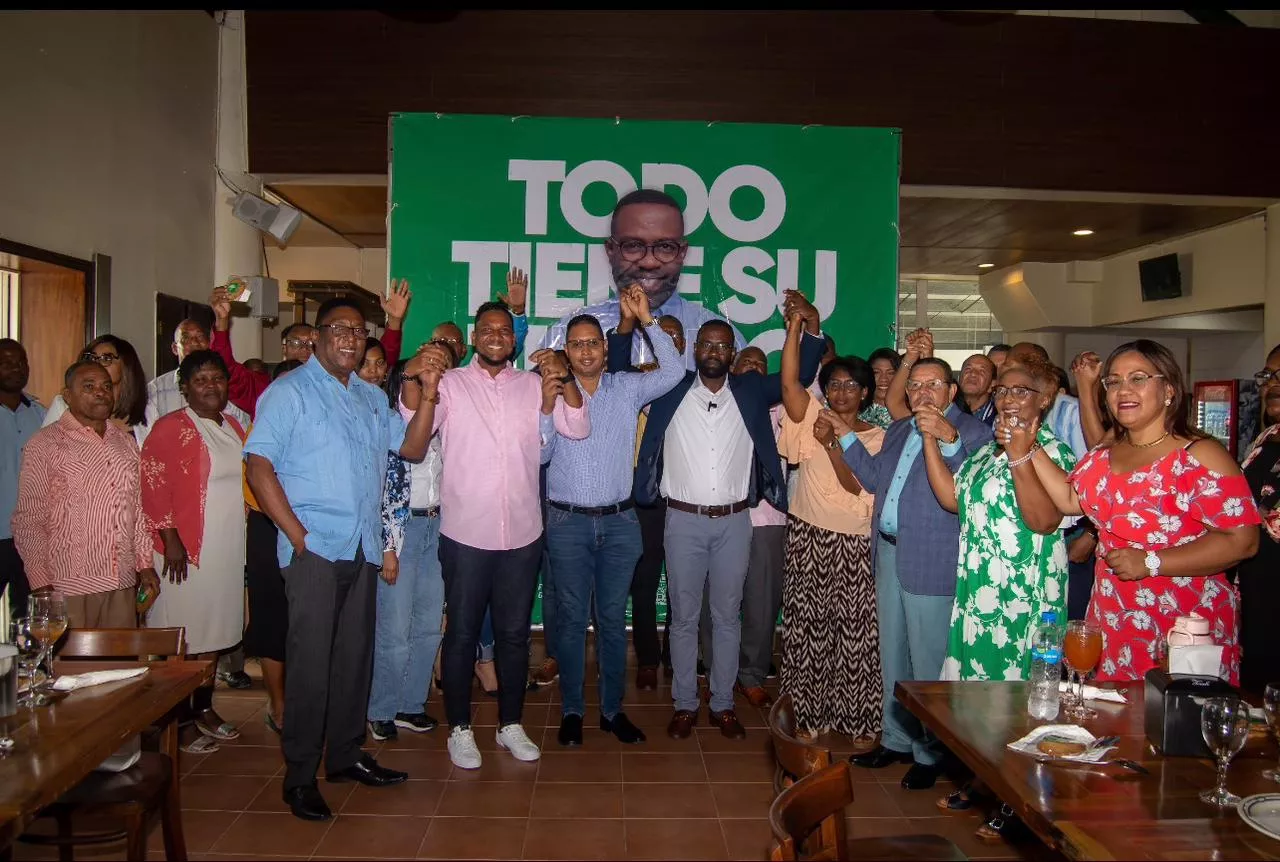 Candidato de la Fuerza del Pueblo recibe apoyo de religiosos en La Romana