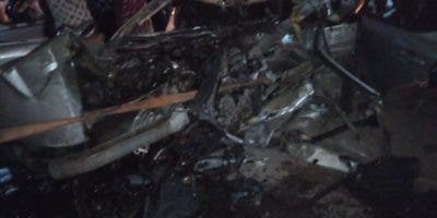 Dajabón: Dos jóvenes muertos y un herido al estrellarse el vehículo en que viajaba con una pared