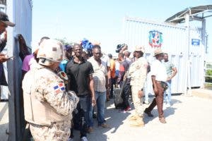 Comerciantes haitianos cruzaron hoy al mercado de Dajabón a comprar mercancías