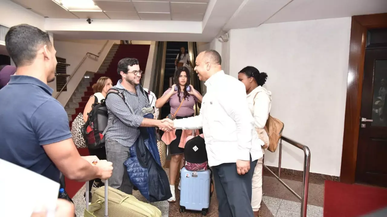 Diez dominicanos evacuados desde Israel llegan a RD