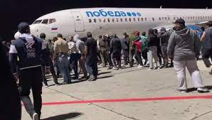 Cientos de manifestantes irrumpieron en un aeropuerto en Rusia para atacar a los pasajeros de un avión procedente de Israel