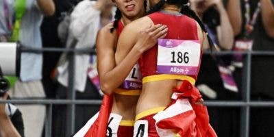 China censura una imagen de dos atletas abrazándose porque recuerda a Tiananmen (y qué tiene que ver el número 64)