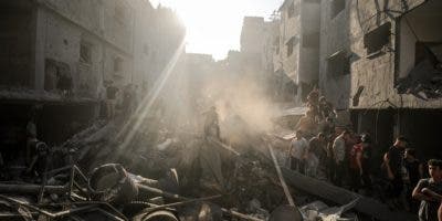 Suben a 2,450 muertos por bombardeos israelíes en Gaza, superando saldo de guerra de 2014