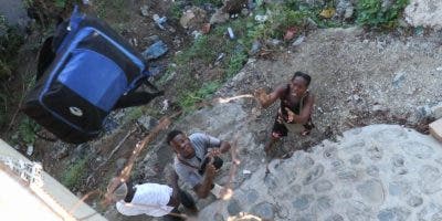 Haitianos lanzan mercancías desde puente fronterizo de Dajabón para no pagar impuestos en su país