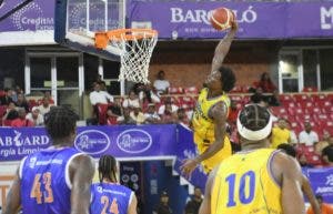 Mauricio Báez y Rafael Barias ganan en semifinal basket distrital