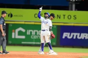 Michael De León comanda tercera victoria en línea del Licey