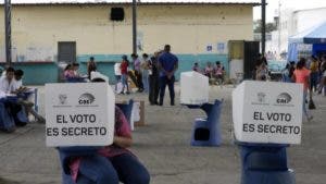 Abren los centros de votación en Ecuador para elección presidencial entre González y Noboa