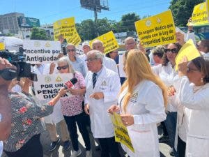 Médicos pensionados protestan en demanda mejores condiciones en seguros de salud