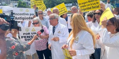 Médicos pensionados protestan en demanda mejores condiciones en seguros de salud