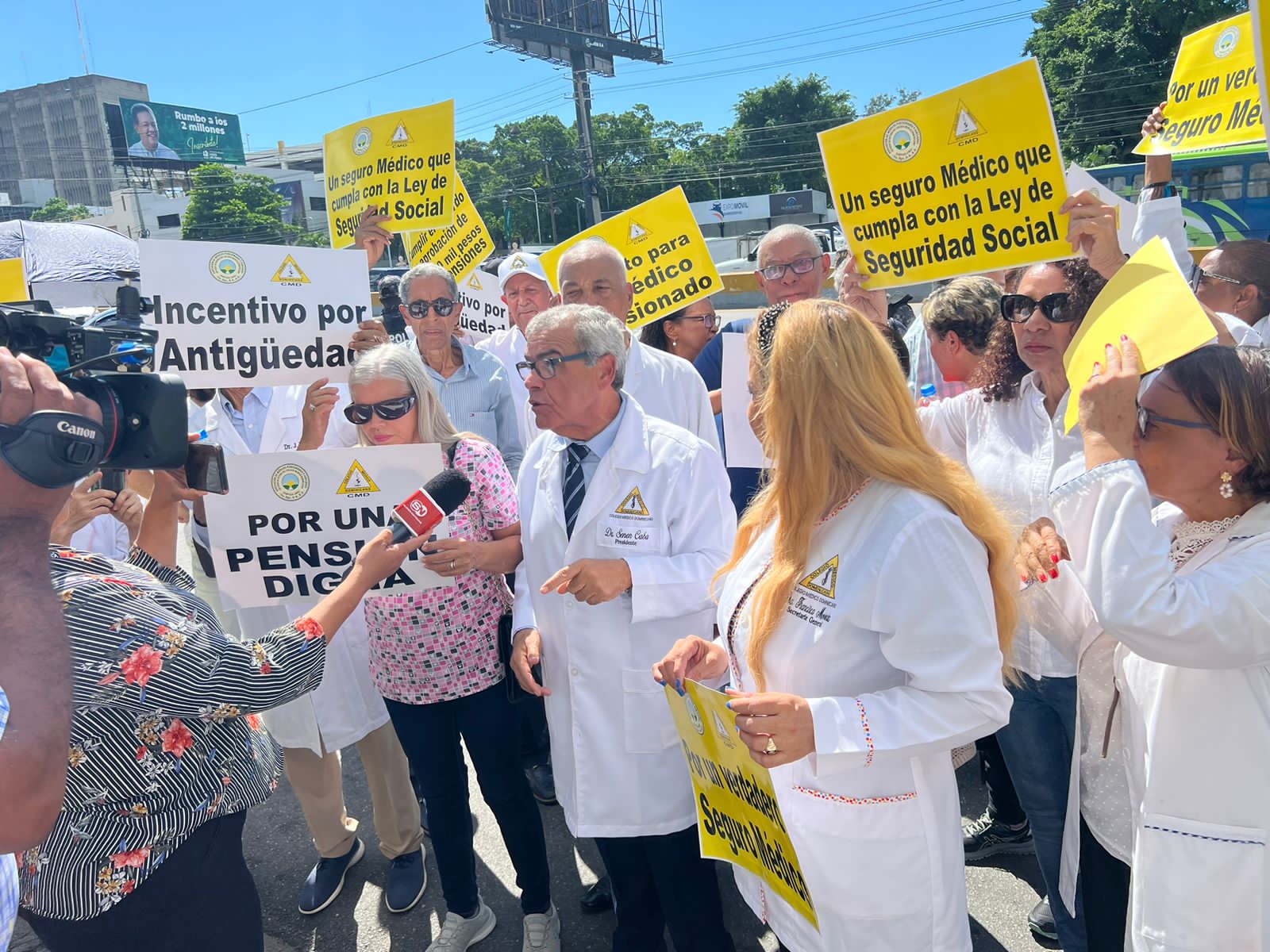 Médicos pensionados protestan en demanda mejores condiciones en seguros de salud