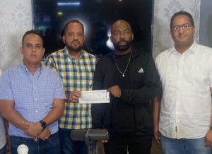 Brea Frank entrega donativo a San Cristóbal