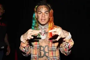 Tribunal aplaza para el jueves medida de coerción contra Tekashi