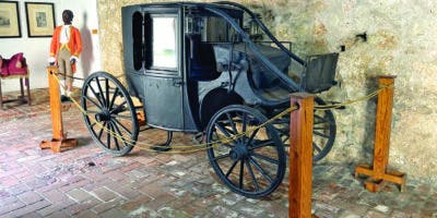 El coche, medio de transporte de diversos usos en la Colonia