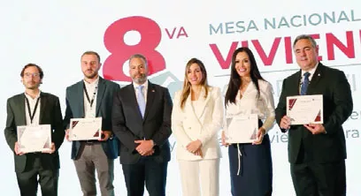 Yermys Peña, al centro, junto a profesionales de la construcción.