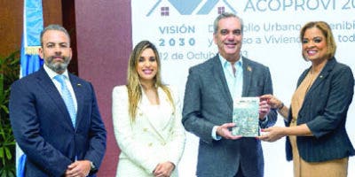 Julissa Burgos presenta  libro bienes raíces en RD