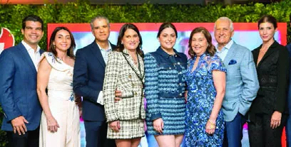 Ejecutivos de la empresa junto a Wellintong Arnaud y esposa.