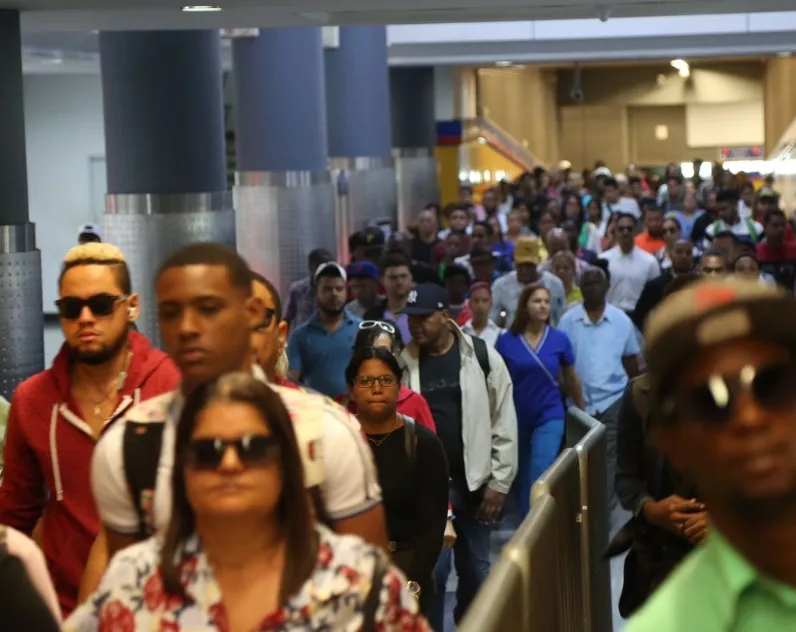 Cada día los usuarios prefieren la movilidad en el metro.