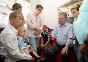 Leonel visita afectados en Manoguayabo