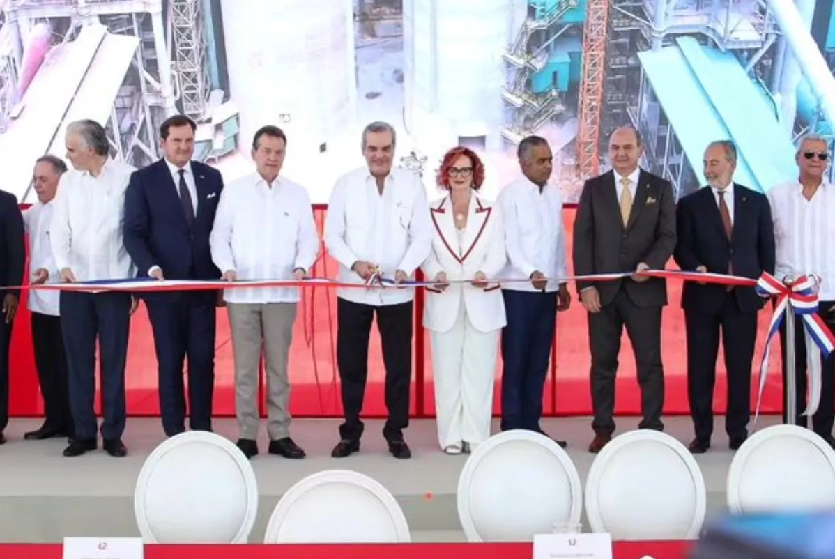 Abinader realiza corte de cinta junto a ejecutivos de Domicem. fuente externa