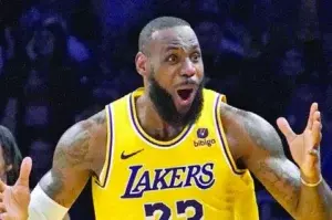 LeBron fuera de juego por lesión pantorrilla