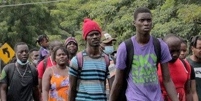 Haitianos marchan junto a otros migrantes