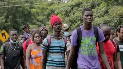 Haitianos marchan junto a otros migrantes