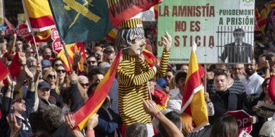 Protestas en España contra pacto de PSOE