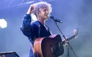 Vicente García canta sus éxitos frente a un público joven y alegre