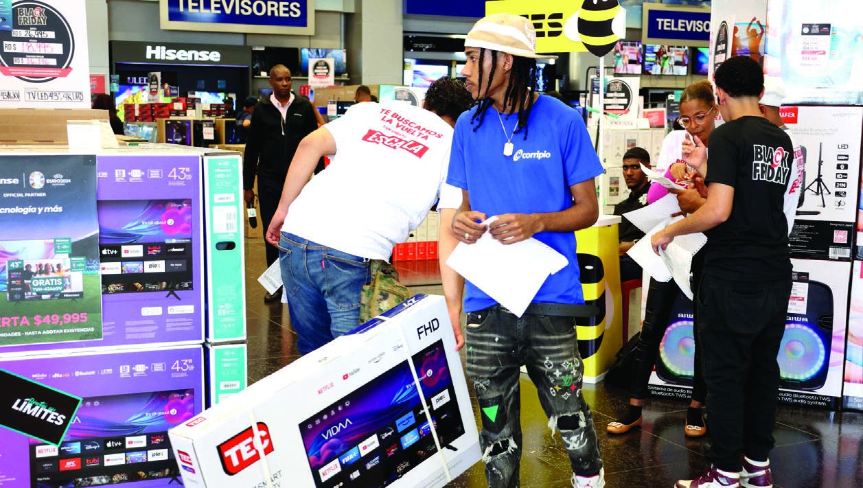 Clientes aprovechan ferias de precios bajos por Viernes Negro