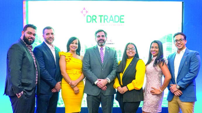 DR Trade ofrece coctel para  celebrar sus logros