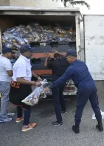 Voluntariado Reservas entrega alimentos