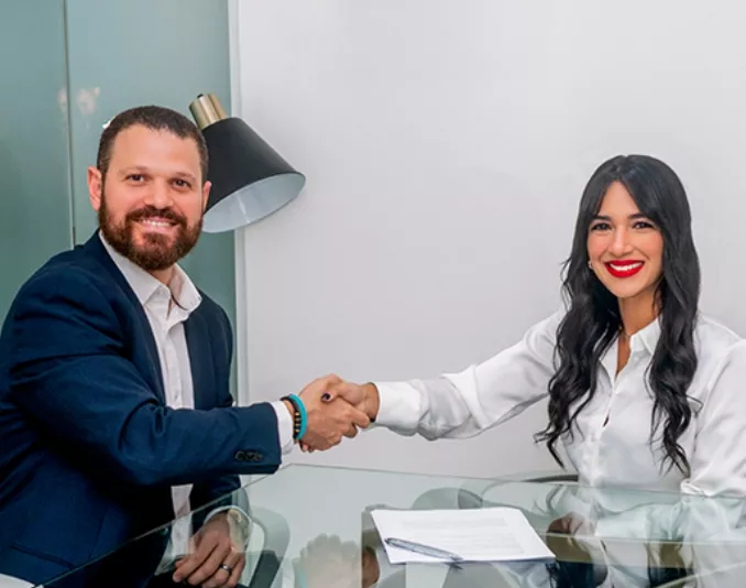 Roberto Mella Cohn, socio fundador de RMC, y Johnalba González, gerente general de FIDOMSA.