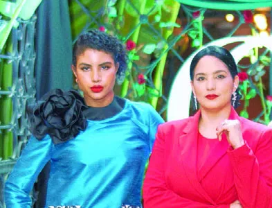 Lucía Roque, junto a una de las modelos que participaron en el desfile.