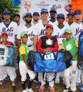 Mets entregan útilería jóvenes atletas de SD