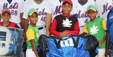 Mets entregan útilería jóvenes atletas de SD