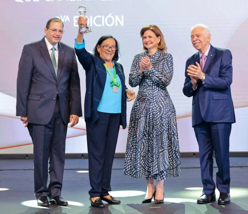 Raquel Peña, Luis Molina Achécar y Steven Puig hacen entrega del primer lugar a Altagracia Filpo.