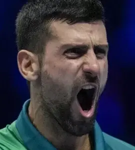 Djokovic arrasa Sinner y ya supera a Federer