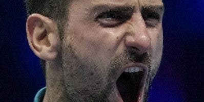 Djokovic arrasa Sinner y ya supera a Federer