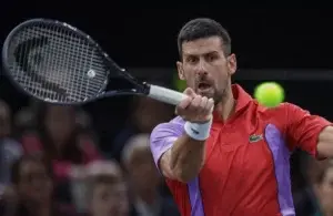 Novak Dejokovic remonta para triunfar en París