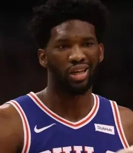 Embiid queda fuera por dolor de cadera