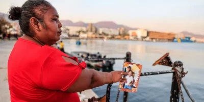 Las mujeres que esperan en el malecón de Acapulco a que el mar devuelva a sus familiares tras el huracán Otis