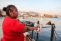 Las mujeres que esperan en el malecón de Acapulco a que el mar devuelva a sus familiares tras el huracán Otis