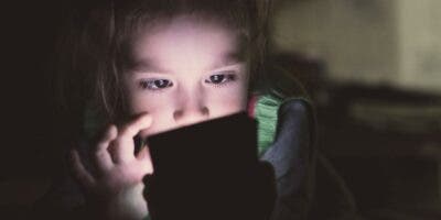 Experto alerta padres sobre daños a la salud visual de niños por el exceso de aparatos tecnológicos 