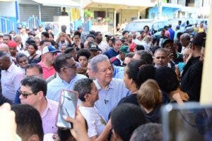 Leonel visita familias afectadas por inundaciones en SDO,  lanza crítica al gobierno de Abinader