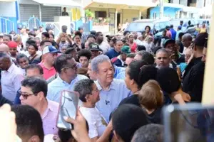 Leonel visita familias afectadas por inundaciones en SDO,  lanza crítica al gobierno de Abinader