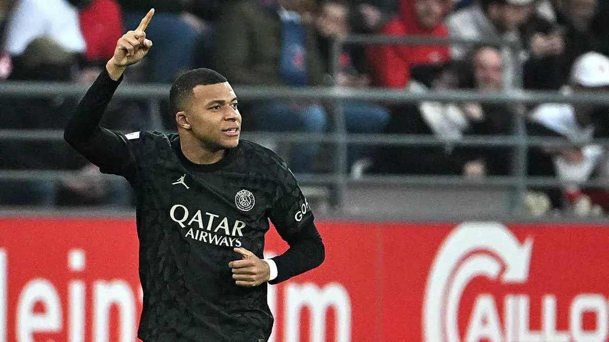 Mbappé anotó dos goles en la victoria por 4-1 sobre Lorient y puso al PSG al borde del título de la liga francesa