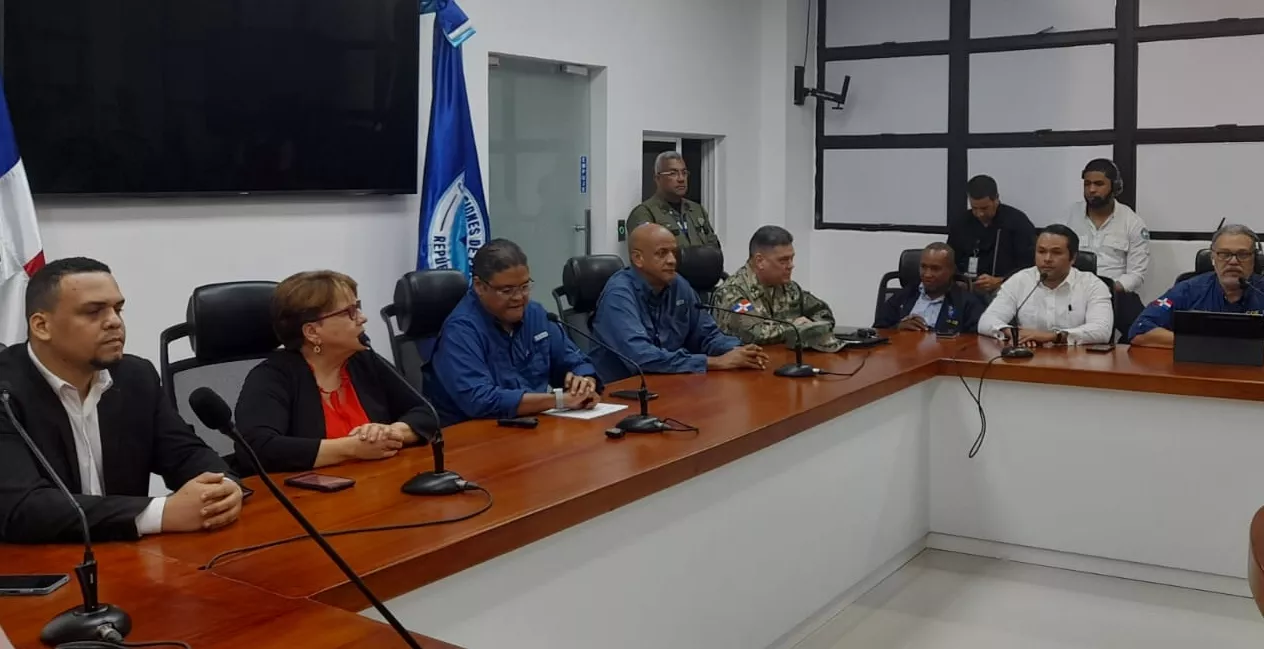 Juan Manuel Méndez y Gloria Ceballos junto a mienbros del COE en rueda de prensa.