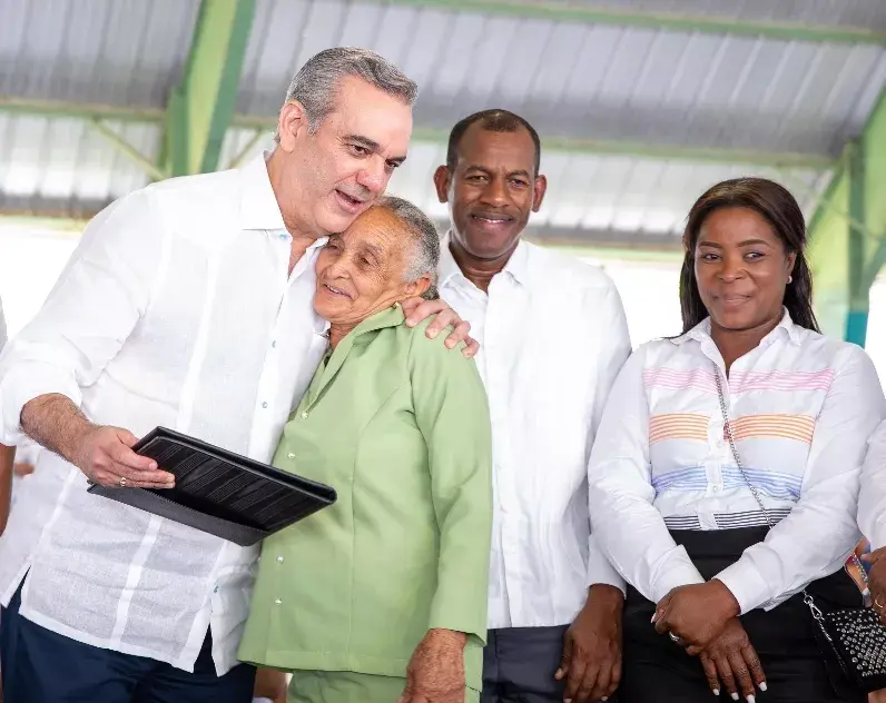 Abinader entrega 1,188 títulos en la zona fronteriza